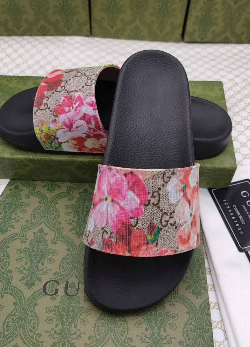 👟👟Ex-factory price 220👟👟 Couple model 🎗Gucci "Gucci" slippers, a much-anticipated one, so beautiful that it will melt your hearts❤,! It is simply a masterpiece of extraordinary craftsmanship. It is a must-have for everyone. It is made by open molding. The foot feels Q-elastic and super soft. The upper foot is super delicate. Size number (35~47), exclusive model, with many layouts, there is always one you like🎉🎉